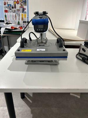 a machine that is sitting on a table in a room