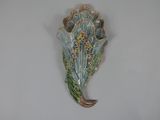 une décoration murale représentant une tête de poisson accrochée au mur