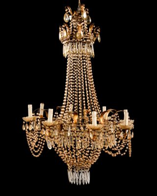 un grand lustre ancien comportant de nombreuses lumières, suspendu au plafond