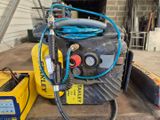 une machine posée sur une palette dans un garage