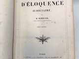 un livre ouvert posé sur une table, avec une étiquette dessus