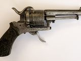 gros plan d'un revolver sur une surface blanche