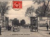 une vieille carte postale représentant une calèche tirée par des chevaux dans une rue