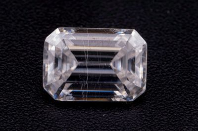 un diamant taille émeraude sur un fond noir