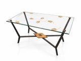 une table basse en verre avec une structure métallique et des pieds en bois