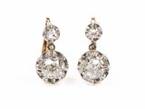 une image d'une paire de boucles d'oreilles en diamant sur fond blanc