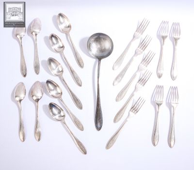 beaucoup de cuillères et de fourchettes en argent sur la table