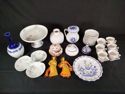 de nombreux types de plats et de bols différents sur la table