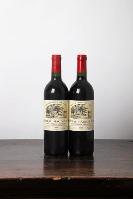 deux bouteilles de vin rouge posées sur une table en bois
