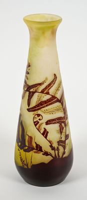 GALLE - Vase tronconique en verre multicouche, décor dégagé …