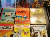 beaucoup de livres sur la table