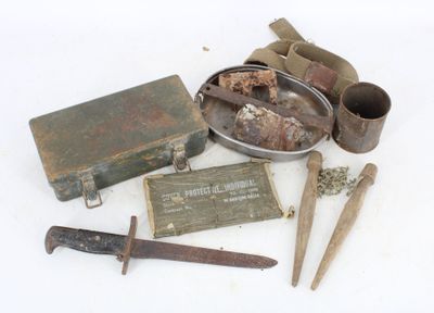 un grand nombre d'objets posés sur une table