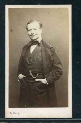 une photo en noir et blanc d'un homme en costume et nœud papillon