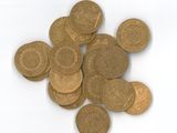 une pile de pièces d'or sur une surface blanche