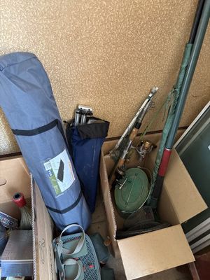 Ensemble de cannes à pêche, moulinets, et boîte de pêche. - Photo 1