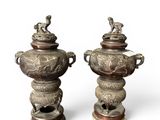 paire d'urnes chinoises anciennes en bronze, munies d'anses