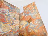 un livre ouvert sur lequel figure un motif en spirale