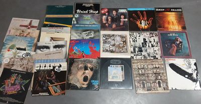 beaucoup de cd de musique et de cd sur la table