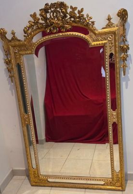 un miroir posé sur le sol d'une pièce