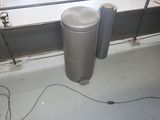 une photo d'un chauffe-eau dans un garage
