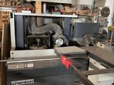 une machine qui se trouve à l'intérieur d'un bâtiment