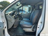 une camionnette blanche dont la porte était ouverte et le siège conducteur relevé