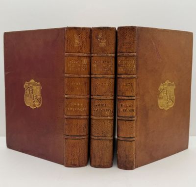 deux vieux livres posés l'un sur l'autre sur une surface blanche