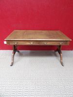 Bureau de style Régence double face ouvrant par 2 tiroirs en… (photo 2)
