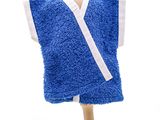 un gilet bleu sur un mannequin en bois, sur fond blanc