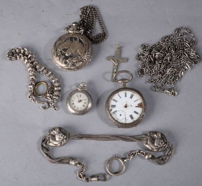beaucoup d'objets en argent qui traînent sur la table