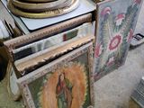 une table sur laquelle sont posés plusieurs tableaux