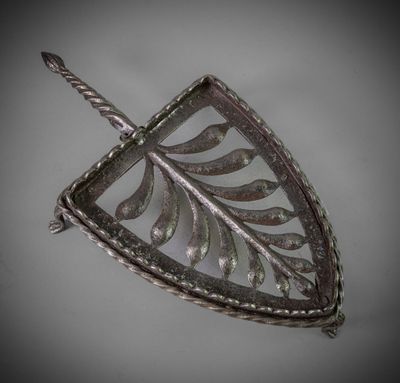 un gros plan d'un objet métallique sur lequel repose une feuille
