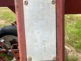 un gros plan d'une plaque métallique sur un tracteur rouge
