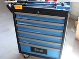un chariot à outils bleu contenant des outils, dans un garage