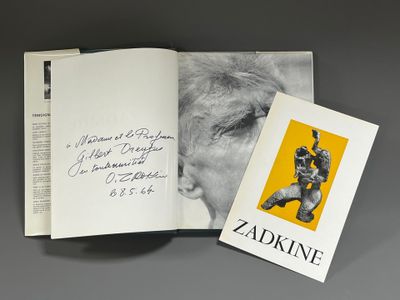 un livre ouvert sur lequel figure la photo d'un homme