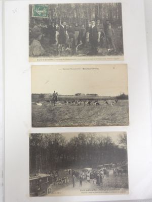deux vieilles photos en noir et blanc représentant des personnes et des animaux dans un champ