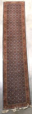 la moquette au sol est marron et beige