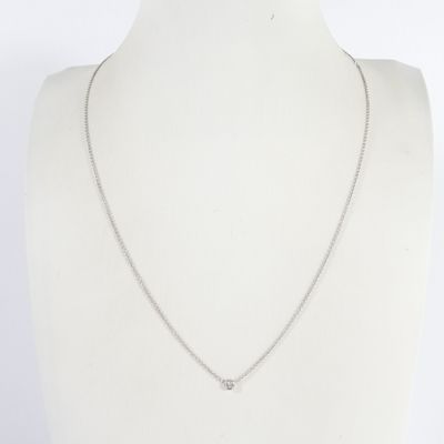 un gros plan d'un collier sur le torse d'un mannequin