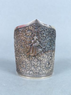 un porte-serviettes ancien en métal argenté, orné d'une dame