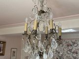un lustre suspendu au plafond d'une pièce