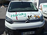 une camionnette sur laquelle a été peint un personnage de dessin animé