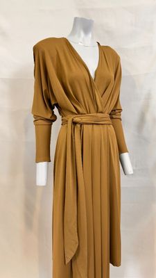 une photo d'un mannequin portant une robe marron