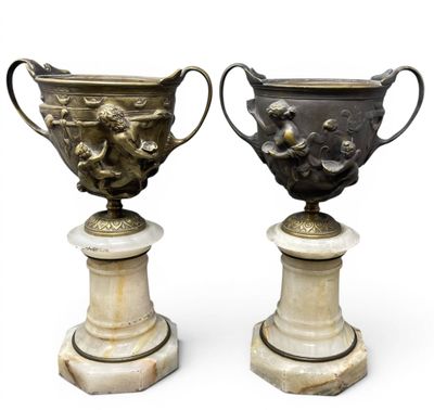 Paire de coupes en bronze au décor mythologique d'un centaur…
