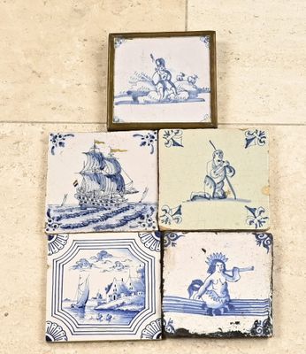 quatre sous-verres en carreaux bleus et blancs posés sur un sol carrelé