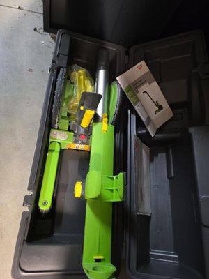 une boîte à outils verte contenant un outil et une boîte dans laquelle se trouve un outil