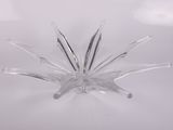 un objet en verre transparent posé sur une table