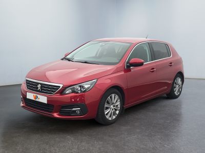 La voiture rouge est garée dans la pièce vide de l'immeuble.