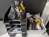 deux bacs contenant des stylos, des crayons, des ciseaux et d'autres fournitures de bureau