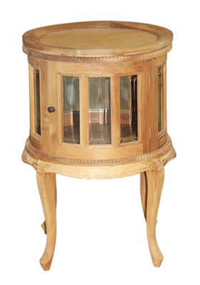 une petite table en bois munie d'une porte vitrée