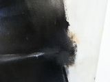 un gros plan d'une peinture en noir et blanc accrochée au mur